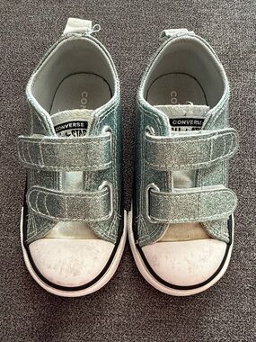 Converse Kids Glitter Velcro Low-Top Sneakers in Silver